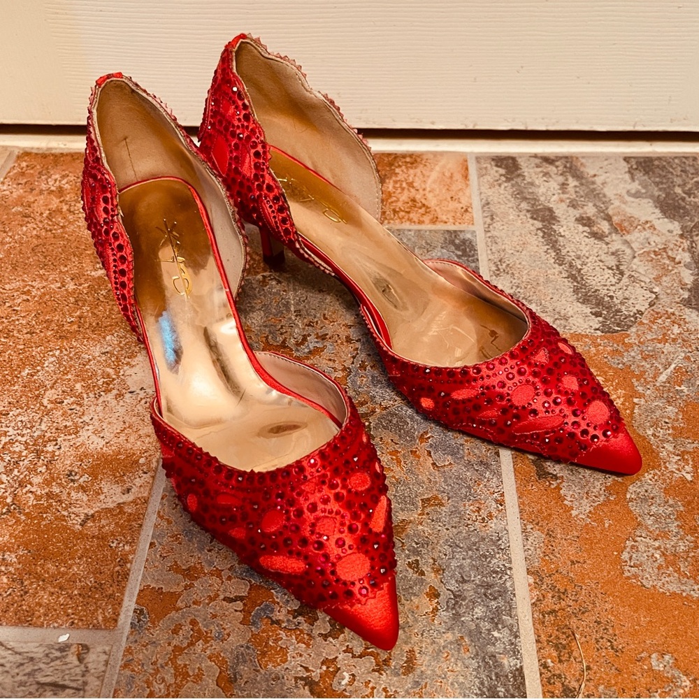 👠NWOB! Stunning Pointed Toe Red Satin & Rhinestone Scalloped Kitten Heels!